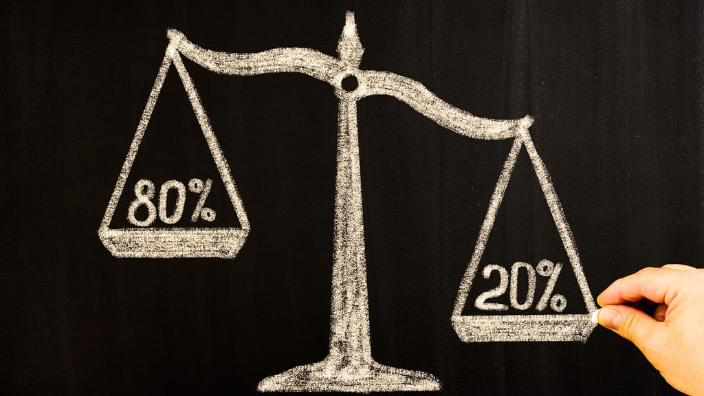 Illustration du principe de Pareto avec une balance affichant 80 % et 20 %