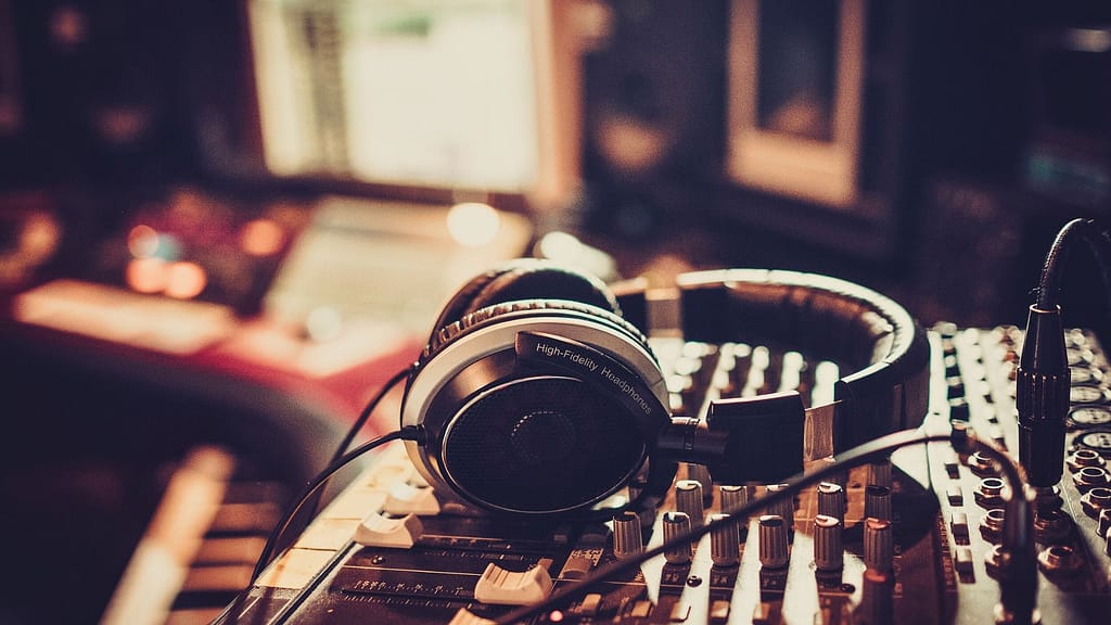 Casque audio sur une console de mixage dans un studio de production musicale