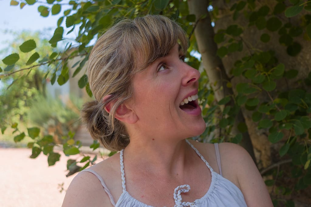 Amandine Thomas chantant en plein air, image pour sa chaîne YouTube musicale