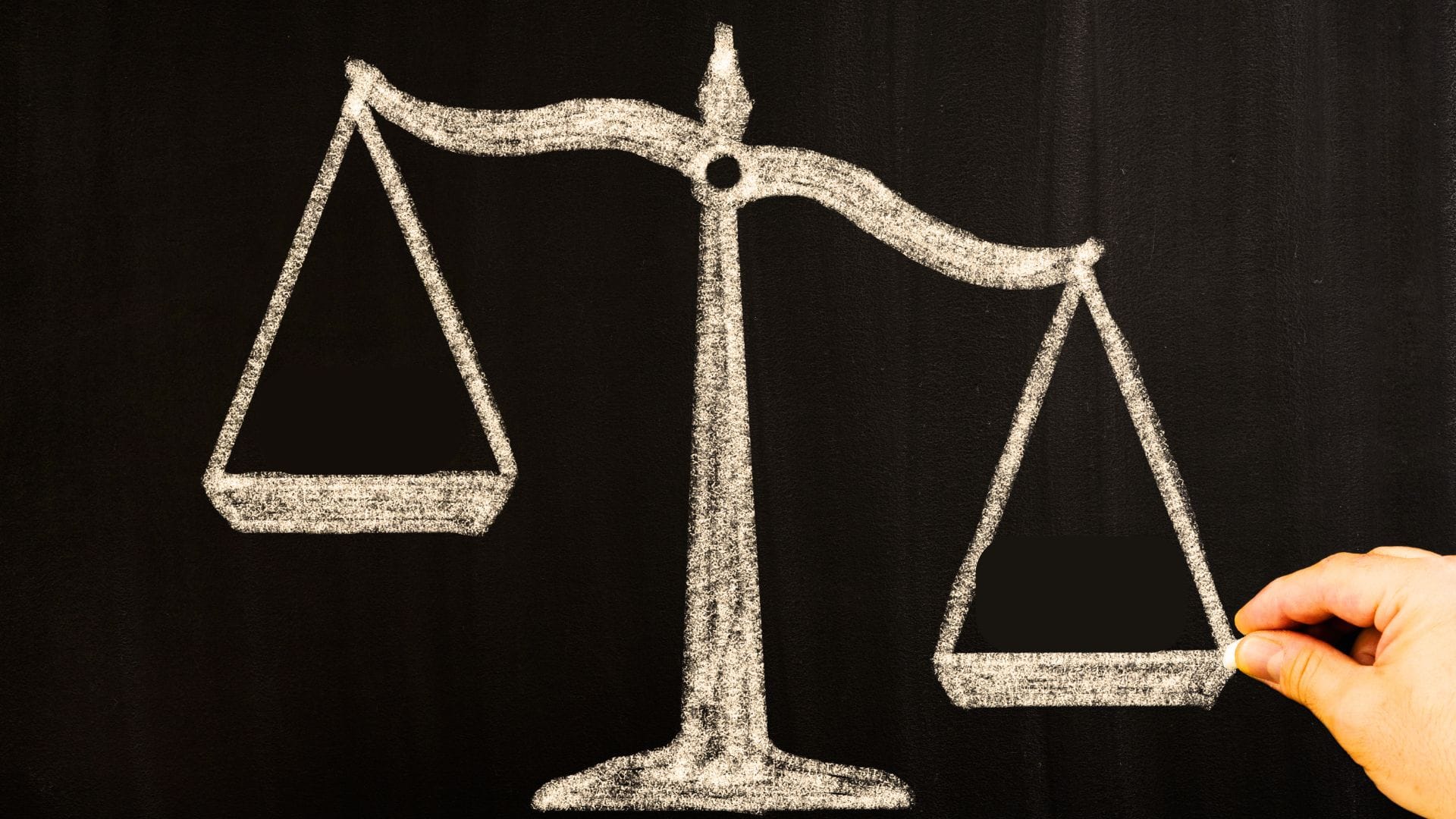 Illustration du principe de Pareto avec une balance affichant 80 % et 20 %